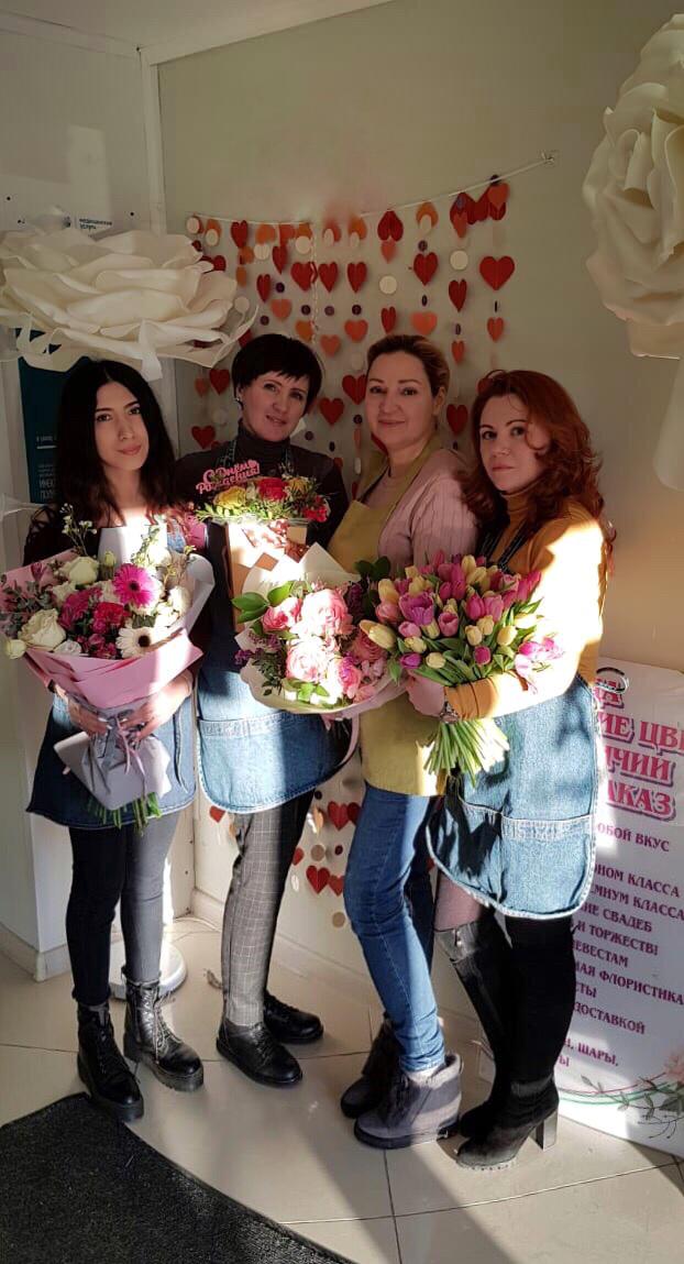 Сотрудники салона цветов «Цветочная лавка - Я люблю цветы»